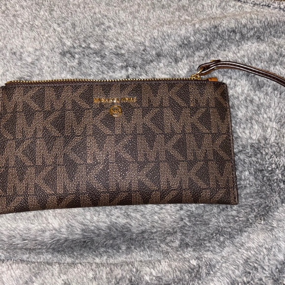 Jet Set Large Signature Logo Wristlet MK - Picture 1 of 2